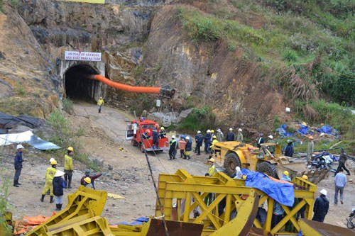 Sập hầm tại công trình thủy điện Đạ Dâng - Đạ Chomo, 12 người mắc kẹt